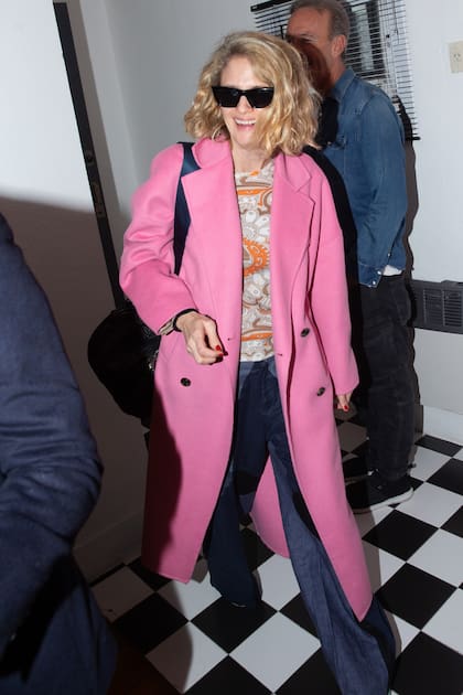 Leonora Balcarce llegó con una sonrisa y se dispuso a recorrer el concept store. “Me encantó, hay de todo”, dijo la actriz, que lució muy canchera con una remera vintage, tapado oversized, pantalón de JT, anteojos Cardinal y zapatillas Adidas.
