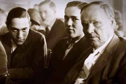 Leopold, Loeb y su abogado defensor, Clarence Darrow, un prestigioso letrado que tenía una posición claramente contraria a la pena de muerte