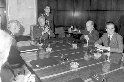 Leopoldo Galtieri convoca a una reunión de gabinete el 2 de abril