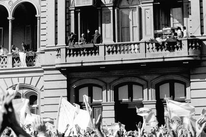 Galtieri saluda a la gente desde la Casa de Gobierno