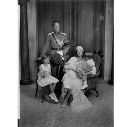 Leopoldo III de Bélgica y Astrid de Suecia con sus tres hijos, Josefina Carlota, Balduino y Alberto, el 28 de junio de 1943 (Crédito: National Portrait Gallery, Londres)