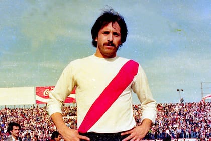 Leopoldo Jacinto Luque con la camiseta de River, donde tuvo un ciclo inolvidable
