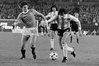 Leopoldo Jacinto Luque domina la pelota frente a Patrick Battiston durante el encuentro en el que Argentina venció a Francia por 2 a 1 con goles de Luque y arella