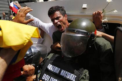 Leopoldo López, el martes último, en Caracas, cuando se entregó a la Justicia; en la imagen, al ingresar al vehículo de la Guardia Nacional Bolivariana