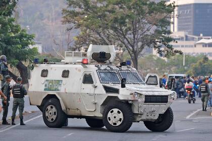 Las fuerzas armadas de Venezuela usaron tanquetas para disipar bloqueos en avenidas