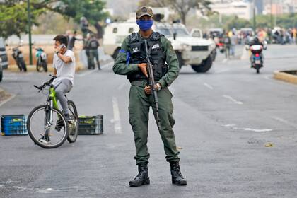 Un soldado custodia una avenida que conduce a la base aérea La Carlota en Caracas