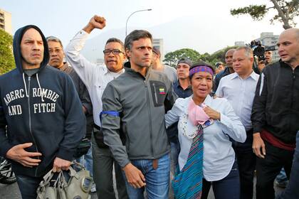 Leopoldo López fue liberado del arresto domiciliario por militares antichavistas. El gobierno de Maduro denuncia un intento de golpe y llama a movilizarse