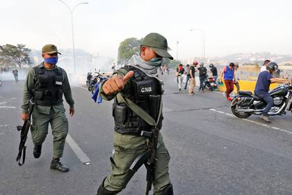 Leopoldo López fue liberado del arresto domiciliario por militares antichavistas. El gobierno de Maduro denuncia un intento de golpe y llama a movilizarse