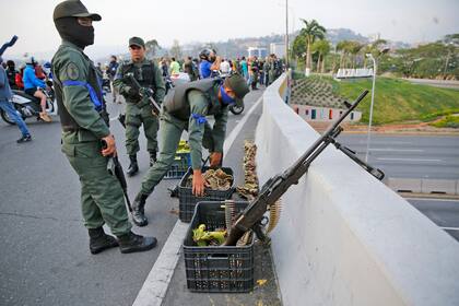 Las cintas azules representan el apoyo a Guaidó