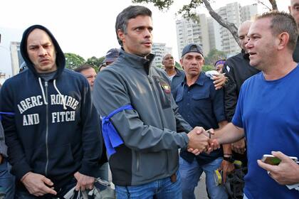 Leopoldo López saluda a sus seguidores tras ser liberado