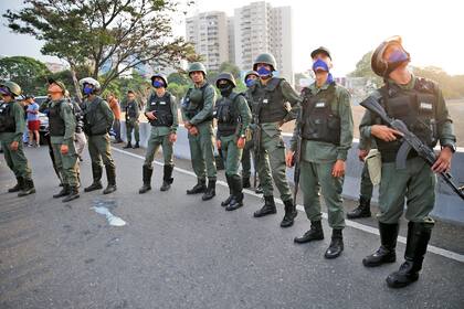 Los militares rebeldes usan el azul como distintivo