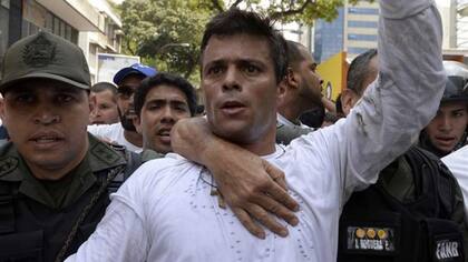 La orden de arresto contra López lo acusaba de instigación a cometer crímenes, incendio, daños a la propiedad, homicidio y terrorismo