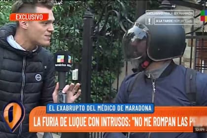Leopoldo Luque se fue en moto y con casco negro de su domicilio sin contestar una sola pregunta del cronista de Intrusos