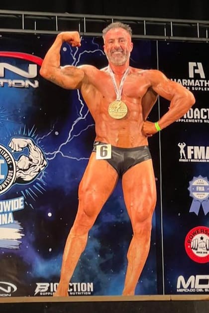 Leopoldo Luque y una de sus medallas