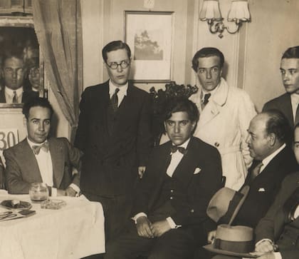 Leopoldo Marechal, sentado, a la izquierda; de pie, junto a él Francisco Luis Bernárdez; en el centro, Ricardo Molinari y a su derecha, con el sombrero en la mano Alfonso Reyes