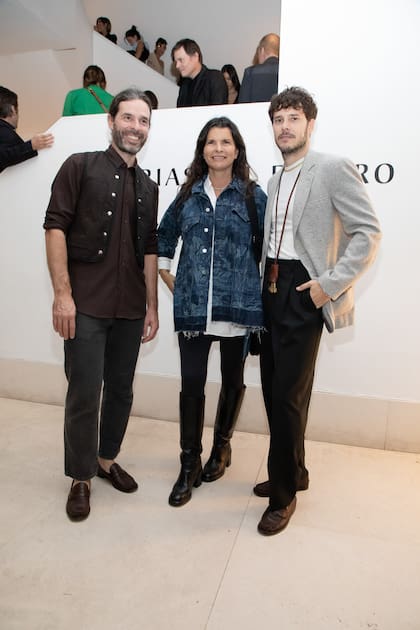 Leopoldo Mones Cazon, Patricia Torres y Matías Carbone en la inauguración de Memorias del Futuro de Cabinet Óseo