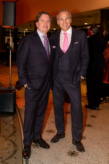 Leopoldo Montes y Javier Iturrioz fueron de los primeros en llegar. Iturrioz llevó traje de Suit Supply que acompañó con camisa del sastre Nicolás Záffora y corbata de Hermès.