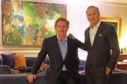 Leopoldo Montes y Javier Iturrioz, los
dueños de casa, en el living principal. “Yo no
quería festejar este año y Leo me convenció de
hacer algo cozy en casa, sin black tie ni tanto
despliegue. Y ahora estoy feliz, me gusta
celebrar la vida”, contó Javier