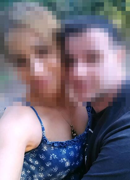 Leopoldo y Valeria viven su amor con cautela y esperan el día en que puedan estar juntos en paz.