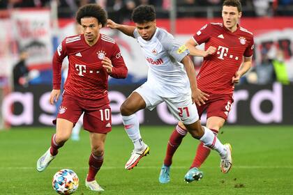 Leroy Sané, autor de un gol para Bayern Munich, escapa de la marca de   Adeyemi 