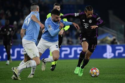Leroy Sane busca avanzar entre dos rivales, pero no podrá prosperar, como Bayern Munich ante Lazio; los italianos sacaron ventaja en la ida de los octavos de la Champions League.