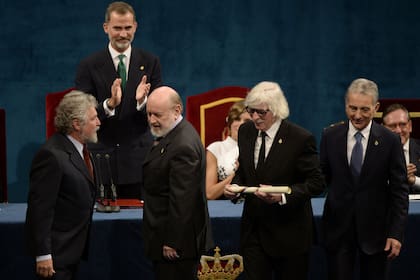 Uno de los grandes momentos de la historia de Les Luthiers: sus integrantes reciben en Madrid, en 2017, el premio Príncipe de Asturias. Detrás aplaude Felipe VI, el rey de España.