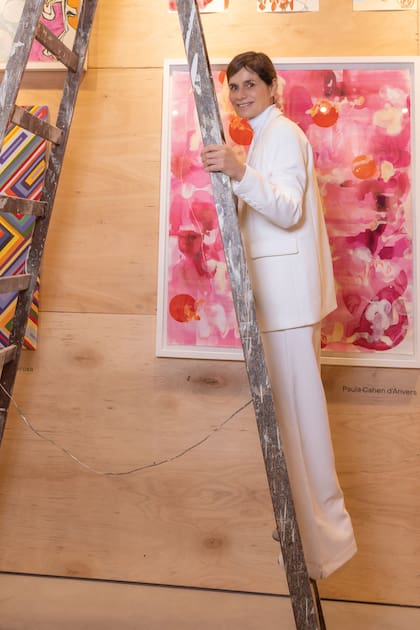 “Les presto mucha atención a los colores. Cada uno me lleva a una vibración, me remite a recuerdos, me transmiten alegría”, cuenta ella. Aunque también pinta con acrílicos, la mayoría de sus obras son acuarelas sobre papel. En la inauguración, Paula vistió un traje blanco óptico