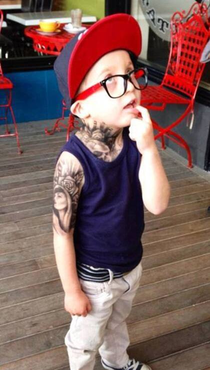 Les regaló increíbles tatuajes temporales a unos chicos enfermos y les alegró el día