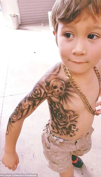 Les regaló increíbles tatuajes temporales a unos chicos enfermos y les alegró el día