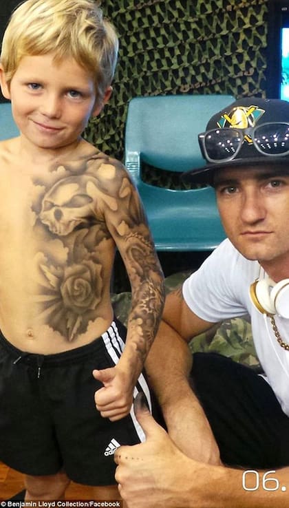 Les regaló increíbles tatuajes temporales a unos chicos enfermos y les alegró el día