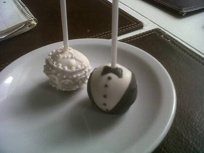 Les robé una foto con el celu a los Cake Pops. Pequeña novia y pequeño novio!!