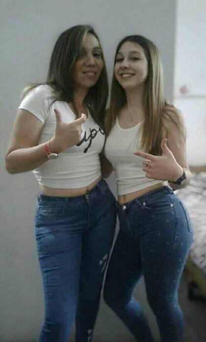 Lescano y Galarza simulan gatillar un arma