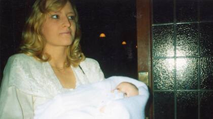 Lesley Rushby con su hija Abbey. Ambas murieron por complicaciones relacionadas con el sida.