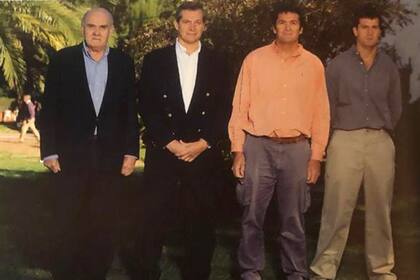 Leslie Allen con sus hijos: Gabriel, Jorge y Matías. Los cuatro fueron Pumas
