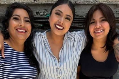 Leslie, en el centro, con su madre y su hermana en México, adonde pudo viajar en agosto.
