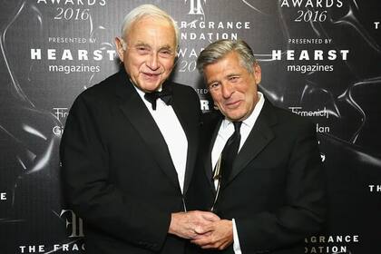 Leslie Wexner fue el "rey del mall" durante décadas. En esta foto de 2016 posa con Ed Radzek, quien fuera el encargado máximo operativo de Victoria's Secret a su derecha