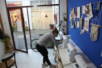 Leticia da talleres de costura