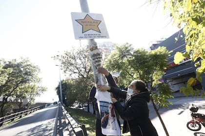 Leticia Gayoso lleva flores a la estrella amarilla de su hijo, ubicada en Hornos al 900