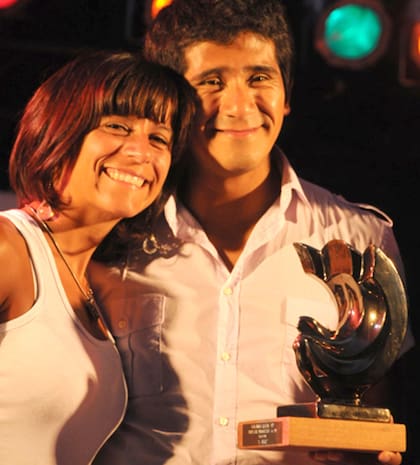 Leticia González de Lellis y Osqui Guzmàn recibiendo el premio José María Vilches