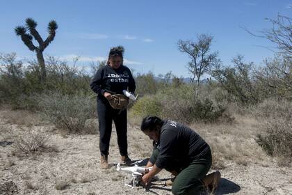 Leticia Hidalgo con el dron que utiliza para buscar a su hijo en el estado de Nueva León en México