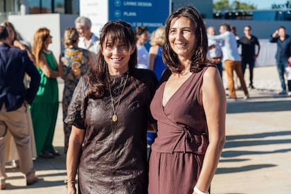 Leticia Rocco, expositora de la muestra con su departamento "Vértice" y Mariana Kratochwil