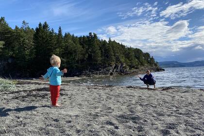 Leticia está trabajando en un libro sobre abordajes pedagógicos y el medioambiente con una educadora argentina, entre otros proyectos que le permitan seguir creando puentes entre Noruega y Argentina para sentirse cerca.