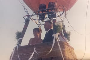 Se casaron en un globo aerostático y hoy, ya jubilados, emprenden un viaje fascinante