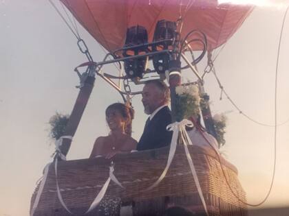 Leticia y Carlos se casaron sobre un globo hace 19 años