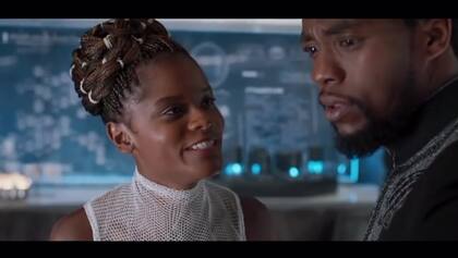 Letitia Wright junto a Chadwick Boseman en Pantera negra