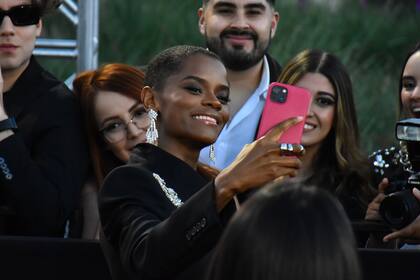 Letitia Wright se sumó a la tendencia de tomar cada celular para registrar el mejor ángulo junto a sus fans