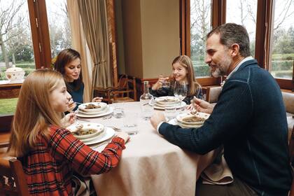 Letizia, muy interesada en la nutrición equilibrada y en llevar una vida sana, se encarga de diseñar los menús junto al personal del palacio