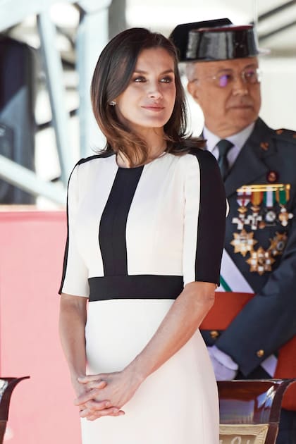 Letizia renovó su imagen con una prenda de estreno: un vestido bicolor que combina el dúo que no pasa de moda, el blanco y negro. 