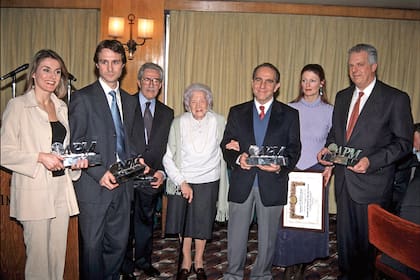 Letizia en 2001, cuando recibió con 28 años el Premio APM de Periodismo 2000 a la mejor periodista menor de 30 años, por su labor en Radio Televisión Española.