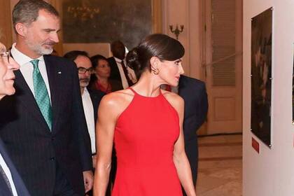 Letizia sabe que el rojo es el color que más la favorece y lo utiliza de forma estratégica.